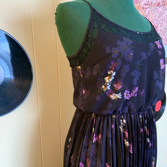 Dex pleated & lace floral midi twirl dress - Picture 2 of 9